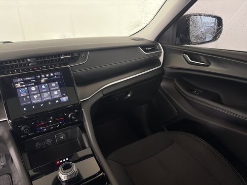 Used 2023 Jeep Grand Cherokee Laredo w/ Luxury Tech Group I image 11