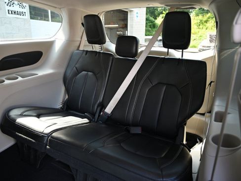 Used 2023 Chrysler Pacifica Touring-L FWD image 18