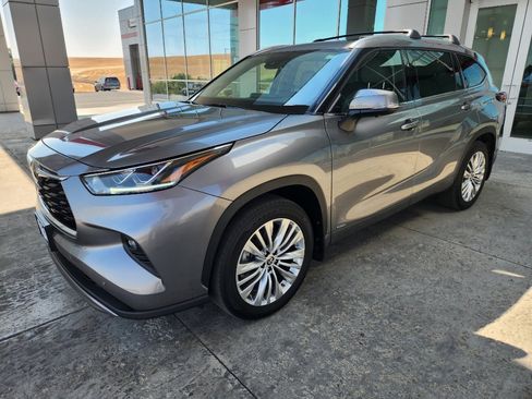 Used 2025 Toyota Highlander Platinum AWD/4WD image 4