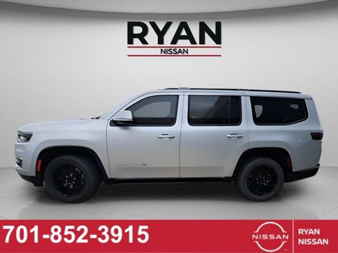 Used 2022 Jeep Wagoneer Series I w/ Premium Group I AWD/4WD image 3