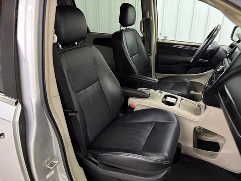 Used 2012 Chrysler Town & Country Touring-L w/ Premium Group FWD image 31