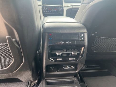 Used 2023 Jeep Grand Cherokee L Laredo image 12