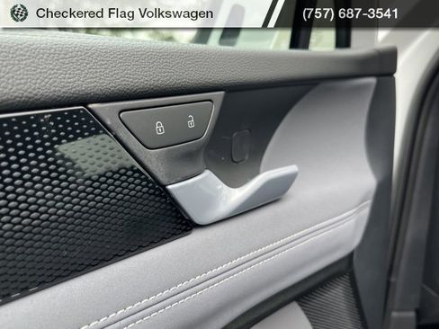 New 2025 Volkswagen Tiguan SE image 26