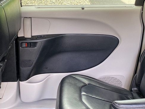 Used 2022 Chrysler Pacifica Touring-L FWD image 38