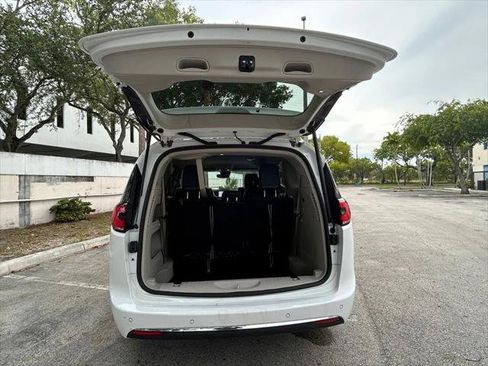 Certified 2023 Chrysler Pacifica Touring-L FWD image 40