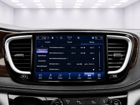 Used 2023 Chrysler Pacifica Limited w/ Uconnect Theater Family Group FWD image 38