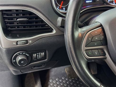 Used 2020 Jeep Cherokee Latitude Plus w/ Cold Weather Group AWD/4WD image 17