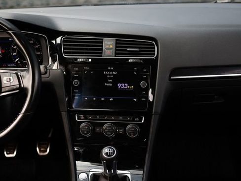 Used 2018 Volkswagen Golf R 4-Door image 39