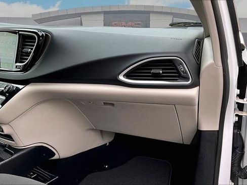 Used 2022 Chrysler Voyager LX FWD image 14