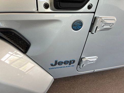 Used 2024 Jeep Wrangler Unlimited w/ Convenience Group AWD/4WD image 5