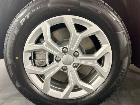 Used 2024 Jeep Compass Latitude image 10