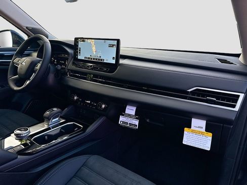 New 2025 Mitsubishi Outlander SE image 32