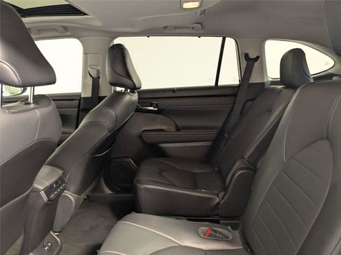 Certified 2021 Toyota Highlander XLE image 35
