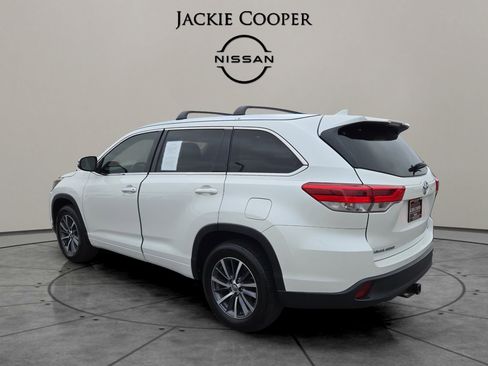 Used 2018 Toyota Highlander XLE image 3