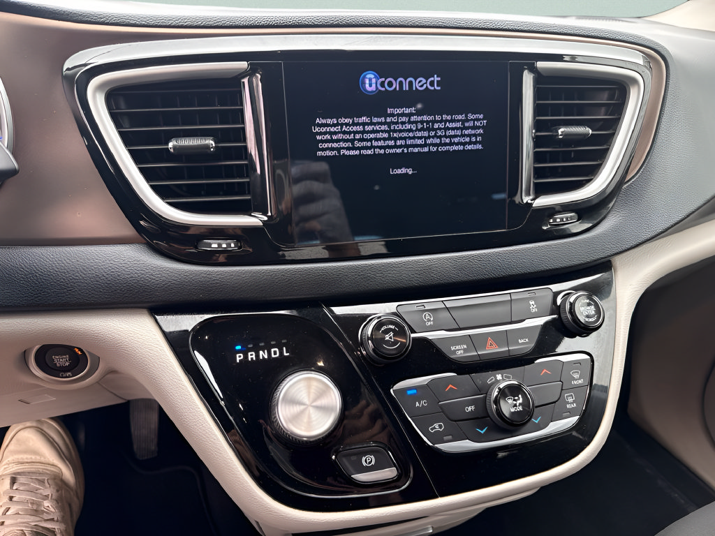 Used 2017 Chrysler Pacifica Touring FWD image 19
