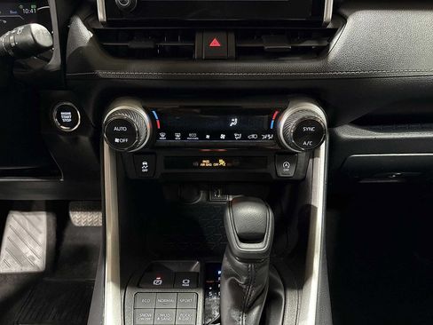 Used 2025 Toyota RAV4 XLE AWD/4WD image 21