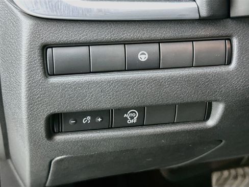 Used 2023 Nissan Rogue SV FWD image 17