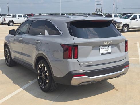 Used 2024 Kia Sorento EX w/ Panoramic Sunroof Package FWD image 5