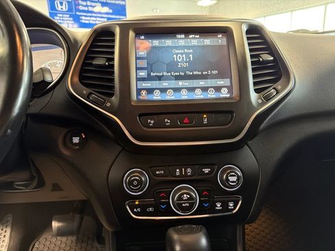 Used 2021 Jeep Cherokee Trailhawk w/ Technology Group AWD/4WD image 15