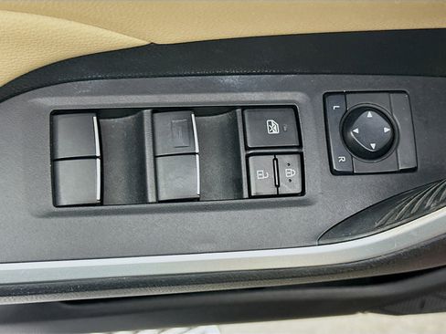 Used 2019 Toyota RAV4 XLE Premium image 15