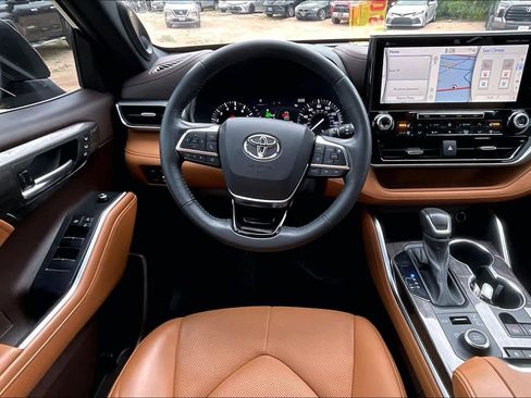 Used 2021 Toyota Highlander Platinum AWD/4WD image 6