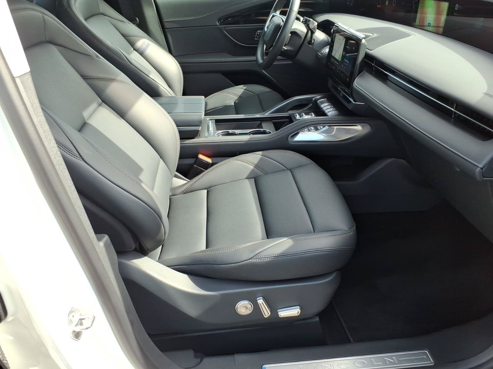 Used 2026 Lincoln Nautilus Premier w/ Jet Appearance Package AWD/4WD image 8
