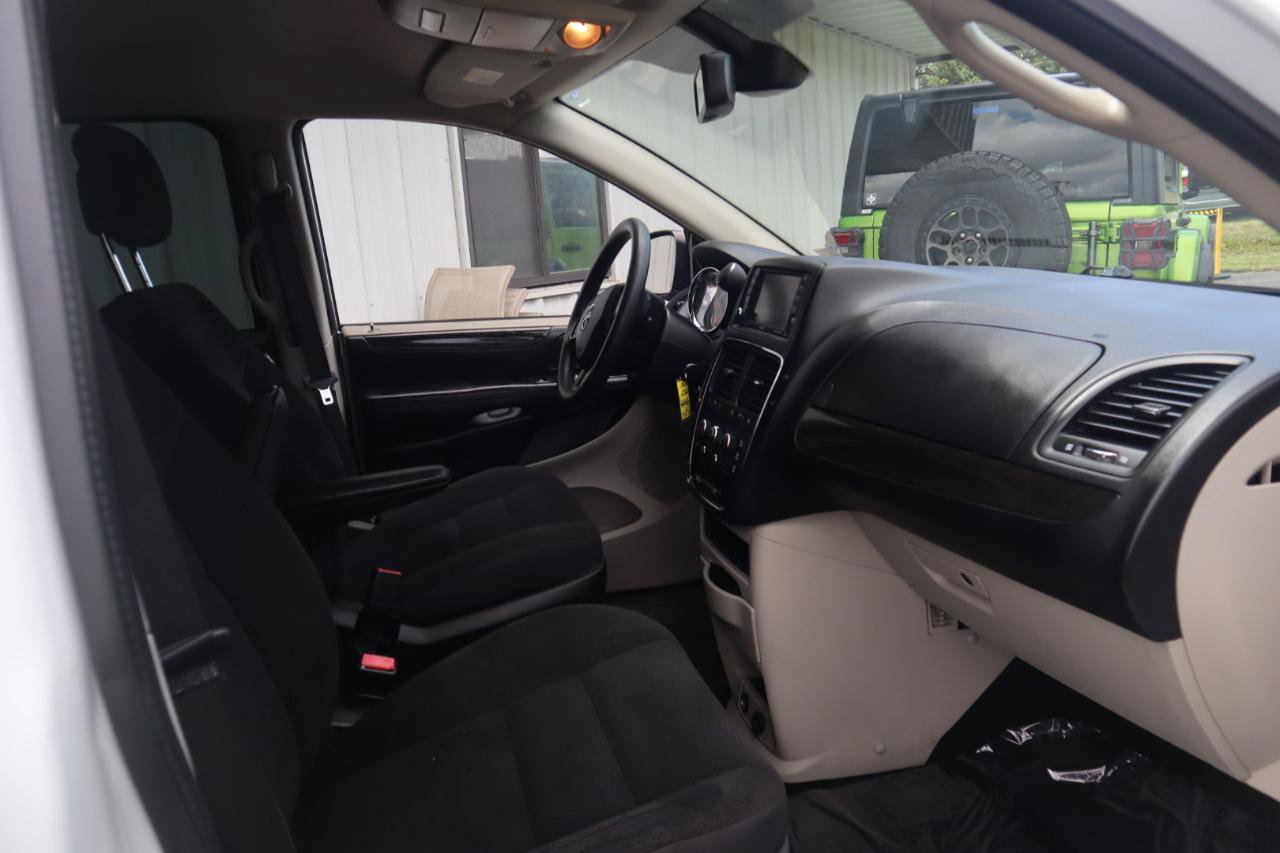 Used 2019 Dodge Grand Caravan SE w/ UConnect Hands-Free Group FWD image 33