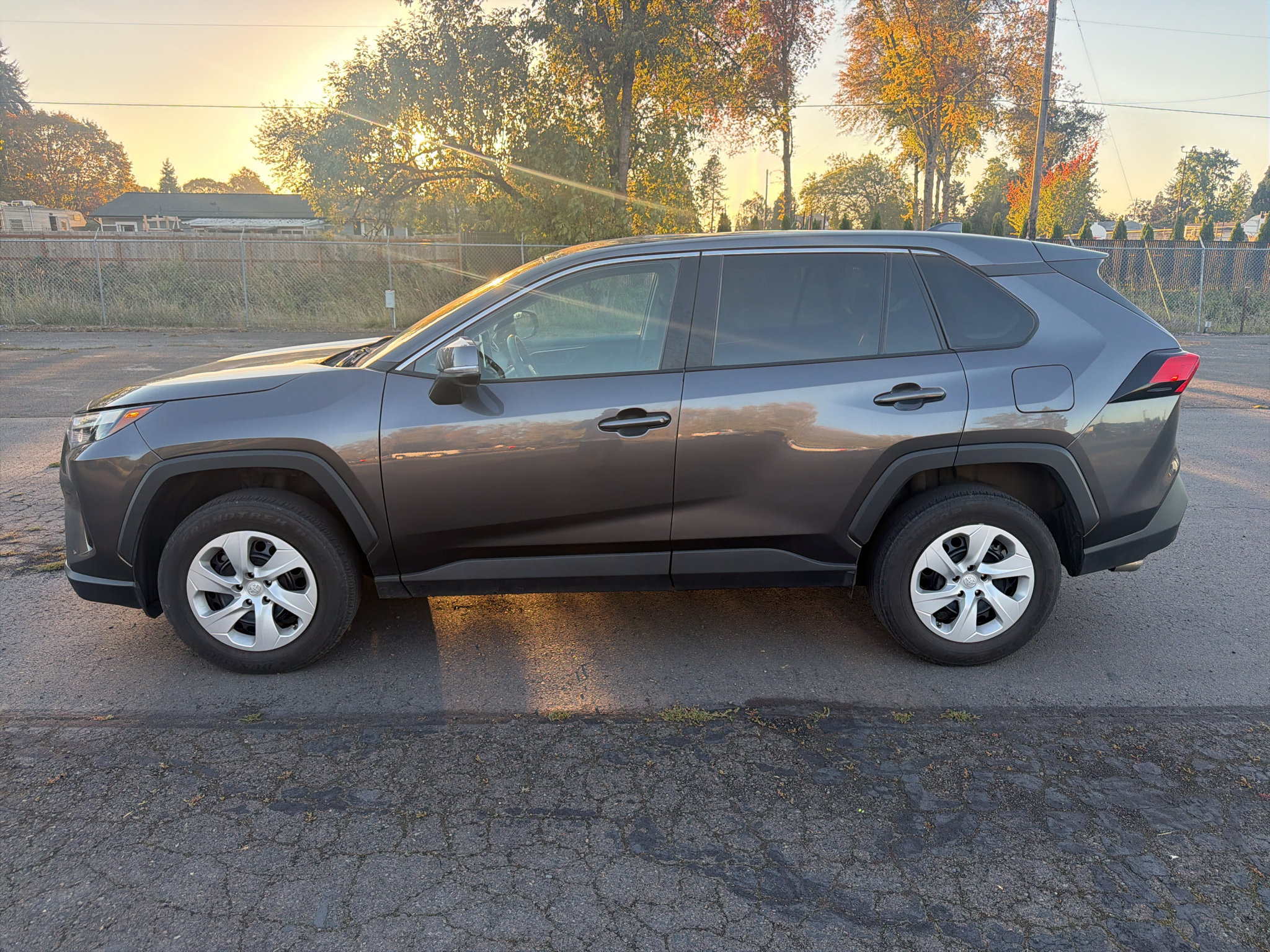 Used 2024 Toyota RAV4 LE AWD/4WD image 4