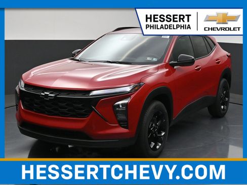 Used 2026 Chevrolet Trax LT w/ Midnight Edition FWD image 1
