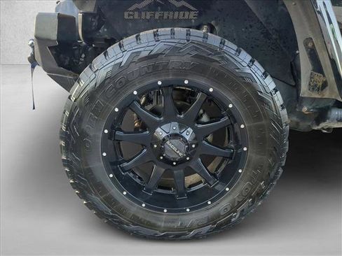 Used 2018 Jeep Wrangler Unlimited Rubicon w/ Connectivity Group image 30