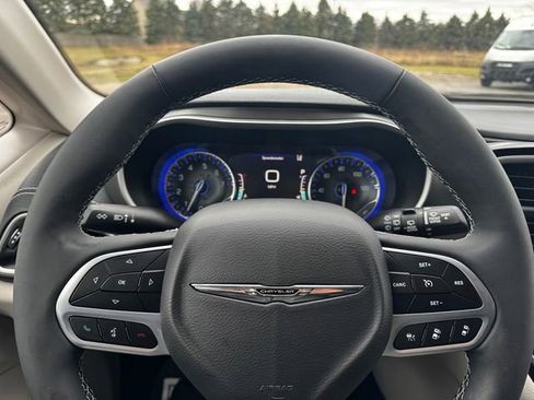 Used 2023 Chrysler Pacifica Touring-L image 25