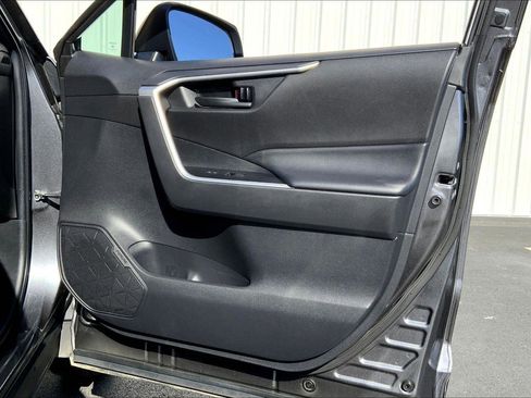 Used 2022 Toyota RAV4 LE image 21
