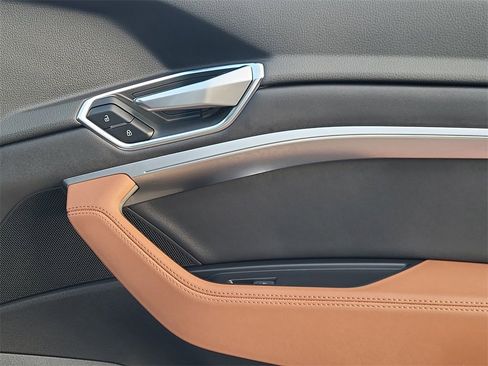 Used 2022 Audi e-tron Premium Plus w/ Premium Plus Package image 18