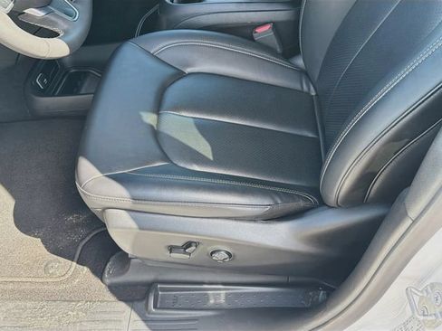 Used 2025 Chrysler Pacifica Select FWD image 20