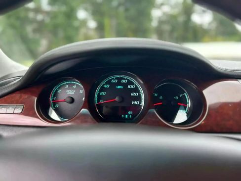 Used 2010 Buick Lucerne Super image 17