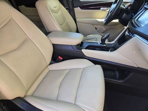 Used 2017 Cadillac XT5 Luxury w/ Driver Awareness Package AWD/4WD image 8