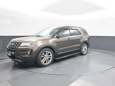 Used 2016 Ford Explorer XLT w/ Equipment Group 202A AWD/4WD image 4