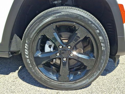 Used 2023 Jeep Grand Cherokee Altitude image 6