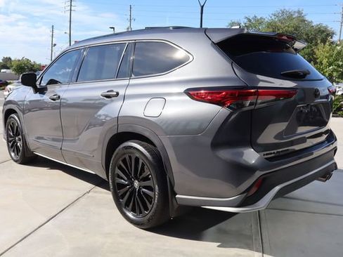 Used 2023 Toyota Highlander XSE FWD image 6