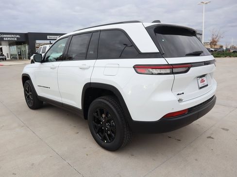 New 2025 Jeep Grand Cherokee Altitude image 23
