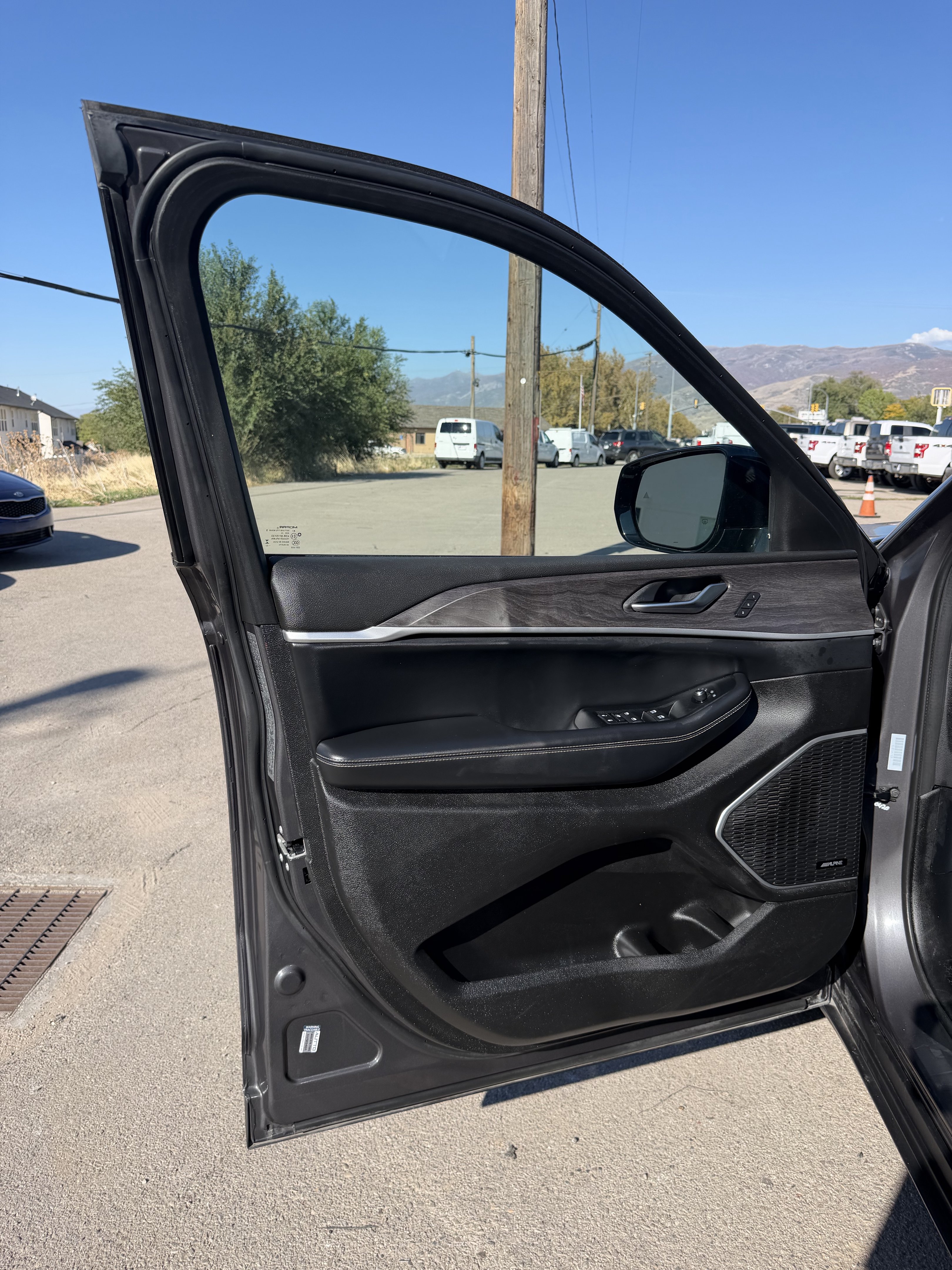 Used 2023 Jeep Grand Cherokee 4WD 4xe image 17
