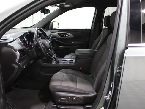Used 2023 Chevrolet Traverse LT image 3