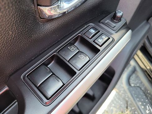 Used 2021 Nissan Titan SV w/ SV Convenience Package RWD image 11