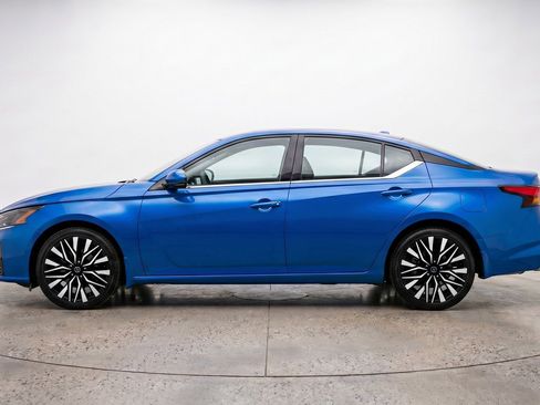 Used 2025 Nissan Altima 2.5 SV FWD image 5