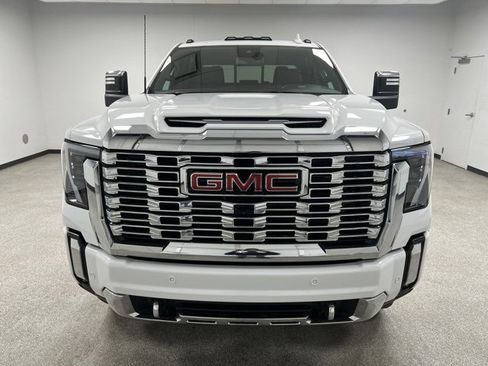 Used 2024 GMC Sierra 2500 Denali image 3