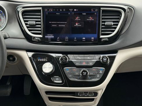 Used 2023 Chrysler Pacifica Touring-L image 25