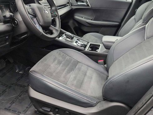 Used 2024 Mitsubishi Outlander SE image 16