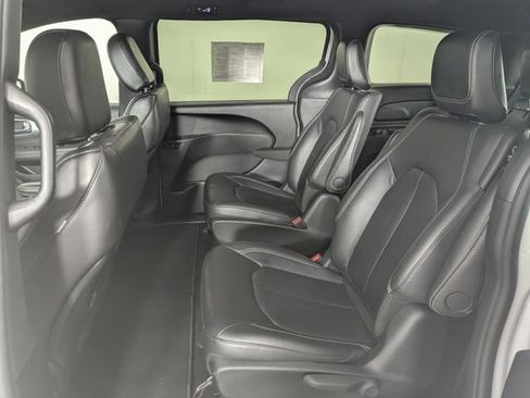 Used 2024 Chrysler Pacifica Limited FWD image 21