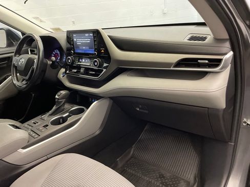 Used 2022 Toyota Highlander LE AWD/4WD image 26