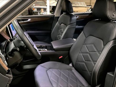 Used 2025 Volkswagen Atlas SE image 23